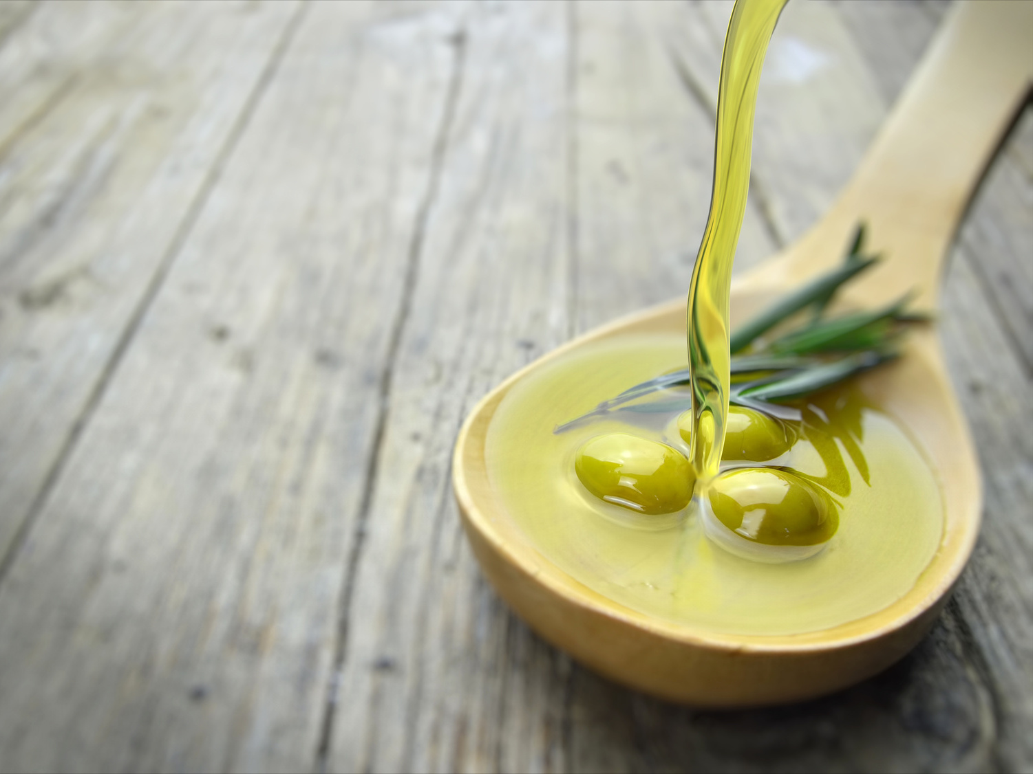 Стол ложка масла. Оливковое масло от запора. Оливковое масло ложка полностью. Эко стиль оливки, масло, травы. Масло и ложка Эстетика.