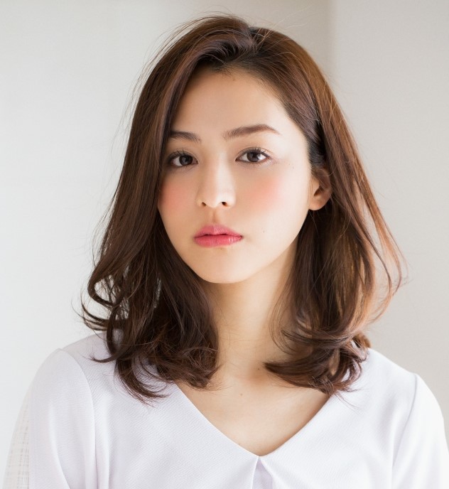 「頑張りすぎない40代」ゆるふわヘアは毛先カールが叶えてくれる｜OTONA SALONE[オトナサローネ] 自分らしく、自由に、自立して