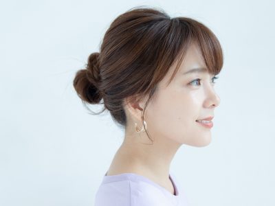 40代ミディアムのすっきり簡単まとめ髪 広がる うねる髪のヘアアレンジ3選 Otona Salone オトナサローネ 自分らしく 自由に 自立して生きる女性へ