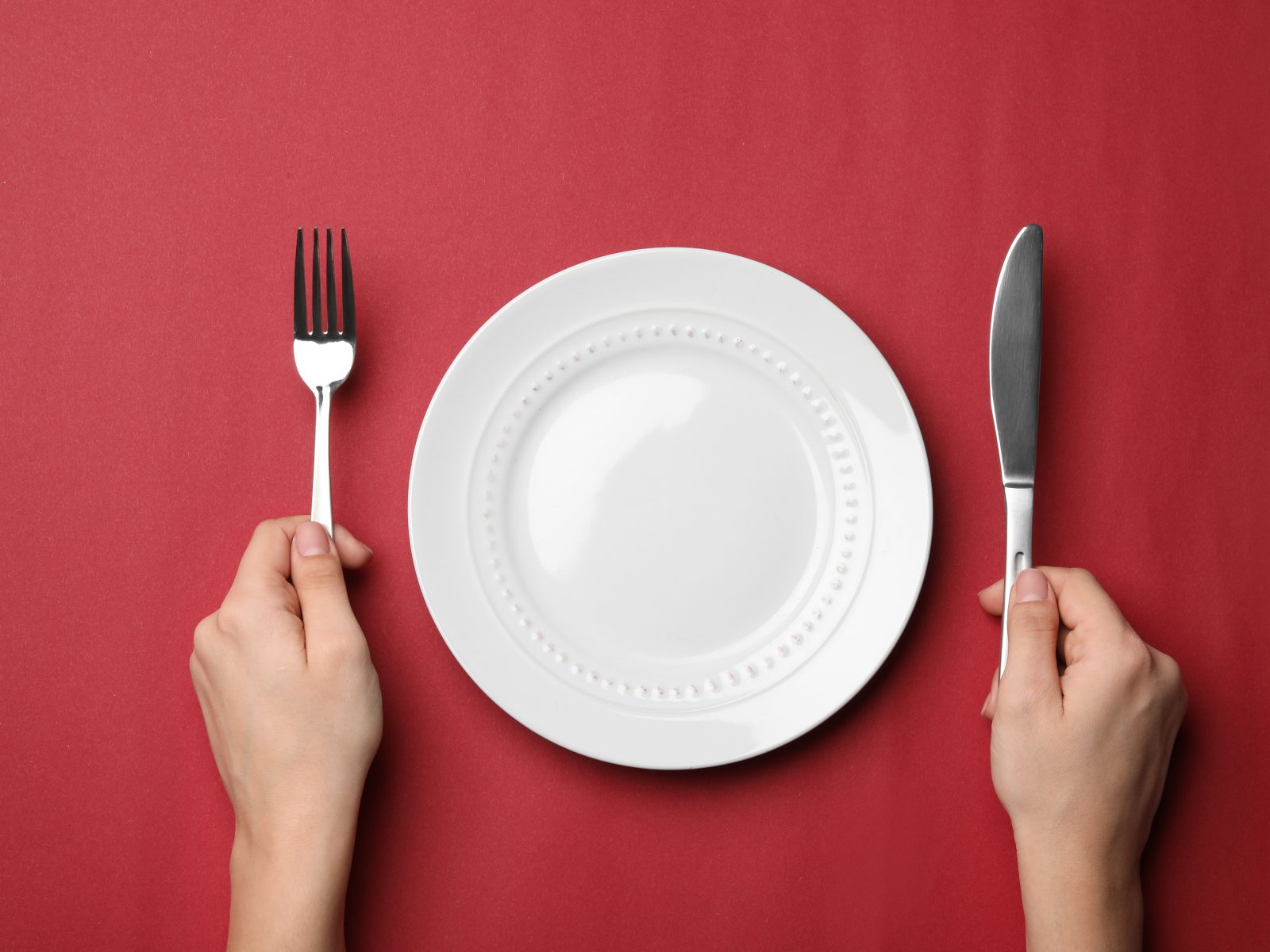 Лишняя тарелка на столе. Пустая тарелка на столе. Пустая тарелка. Тарелка с вилкой. Тарелка вилка нож.