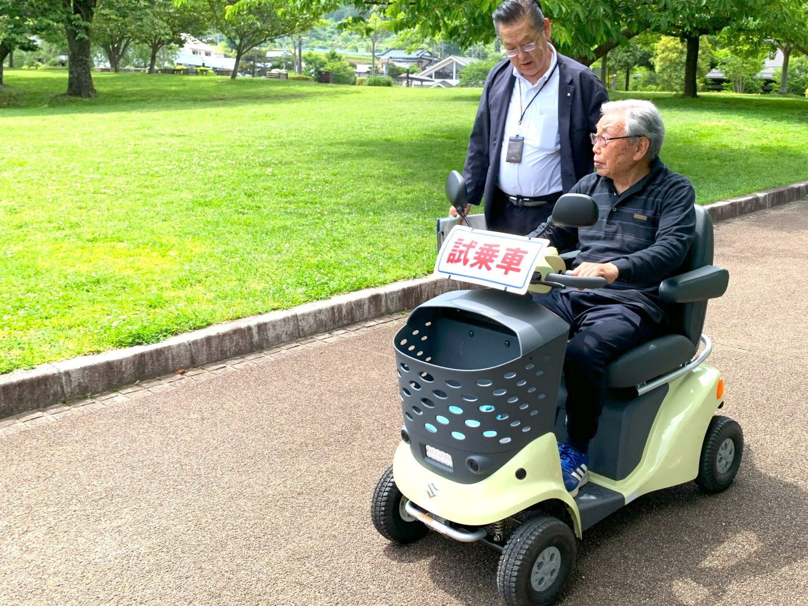 こんんあに早いシニアカーが見たことないです時速)20km／はでるよ。 こんんあに早いシニアカーが見たことないです時速)20km／はでる