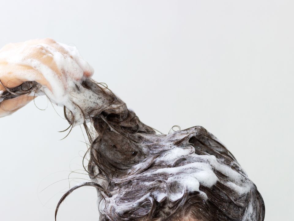 お風呂キャンセルしたい夜に。清潔感だけは死守する「大人の頑張らないヘアケア」