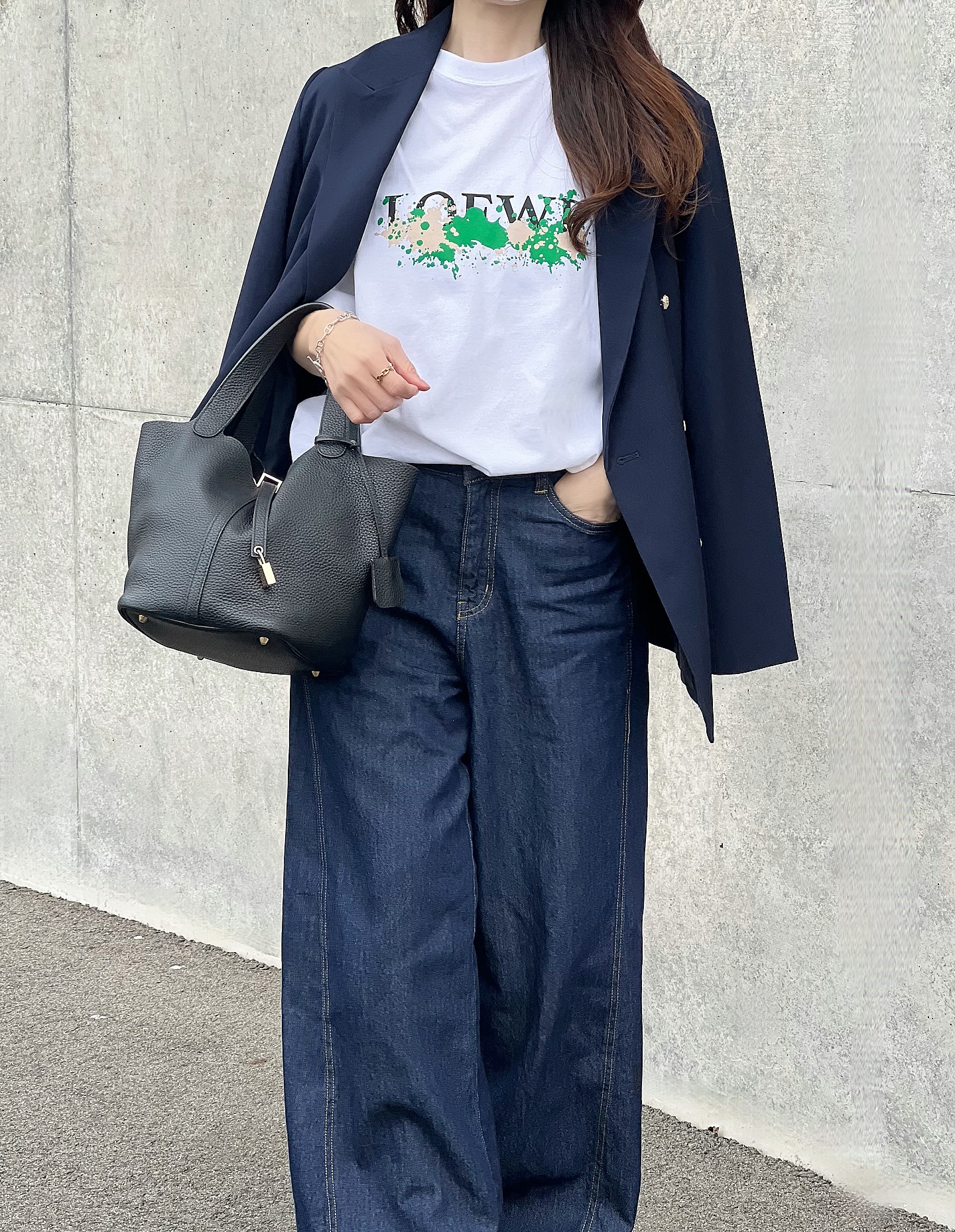 品格が出る【ネイビーのダブルジャケット】。ロゴT×ワイドデニムに 