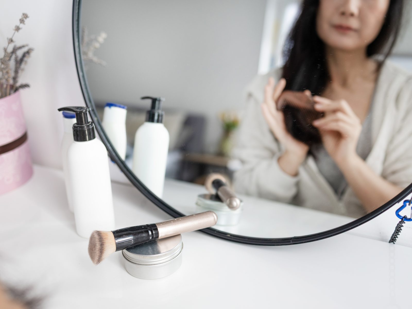 40代、節約で選んだコスメがオバさんっぽさの元凶かも……！プチプラファンデの見極め方とは